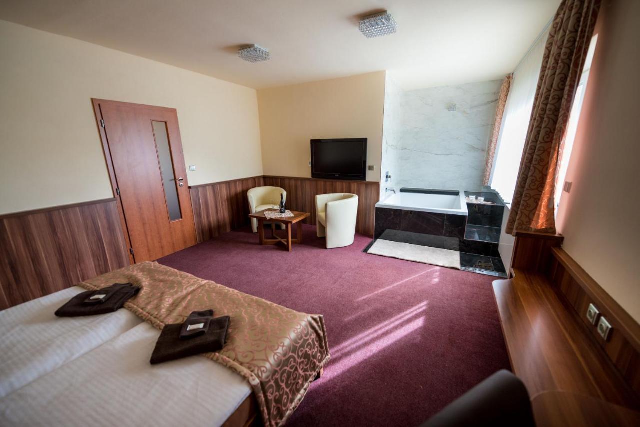 Hotel Kras Jedovnice Buitenkant foto