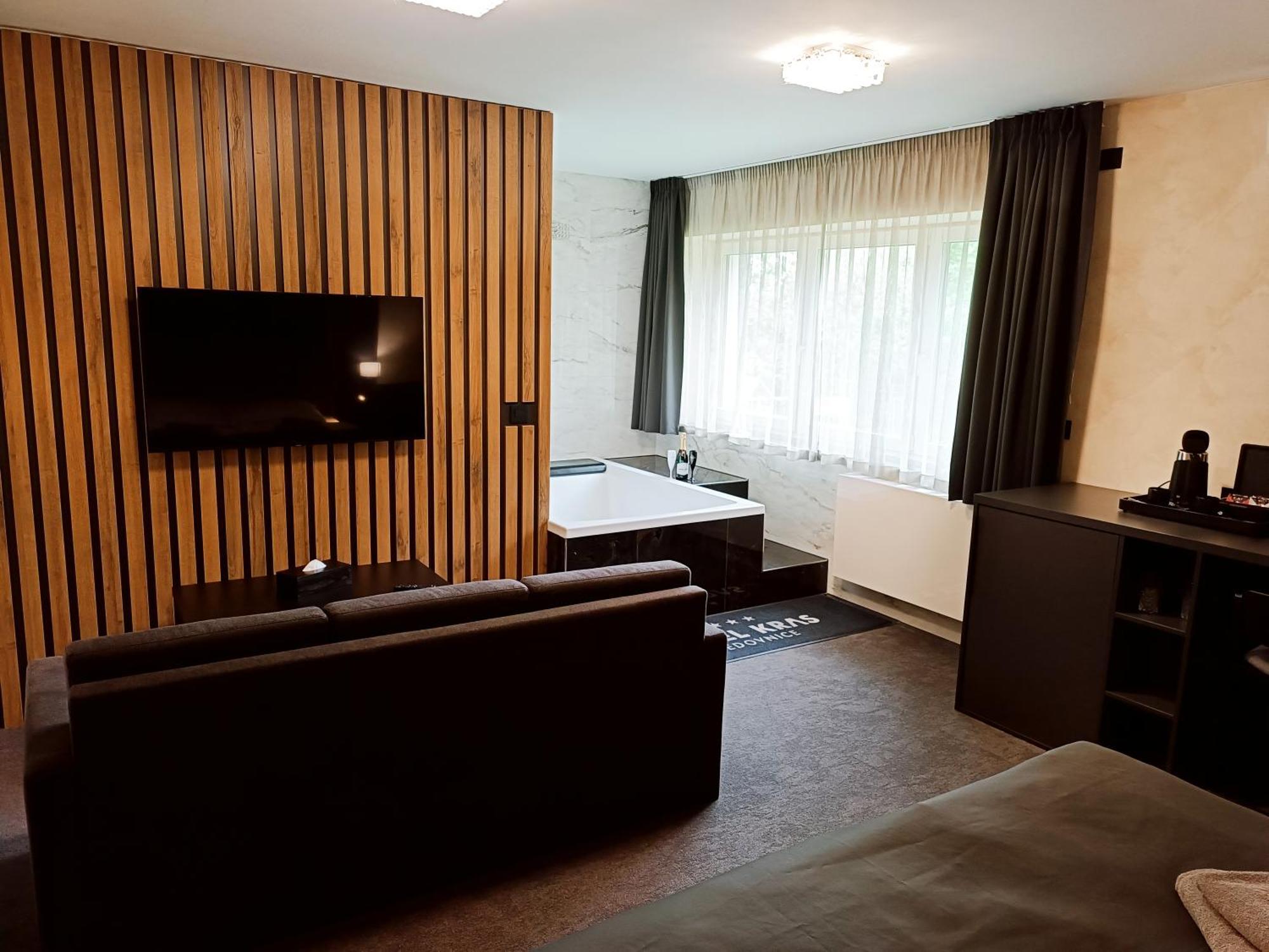 Hotel Kras Jedovnice Buitenkant foto