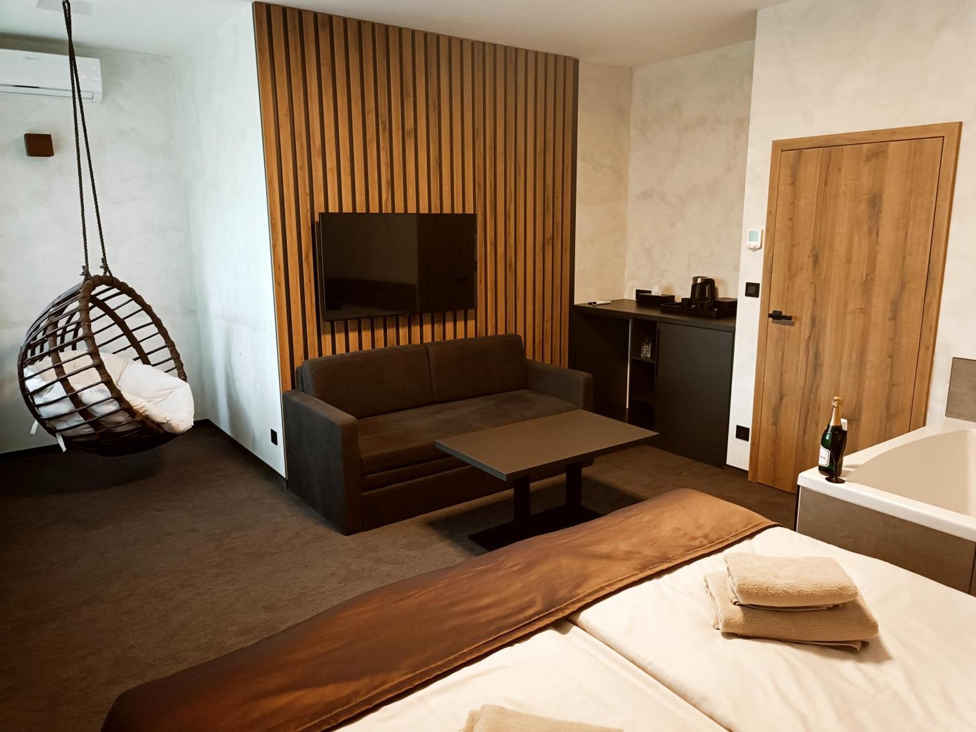 Hotel Kras Jedovnice Buitenkant foto