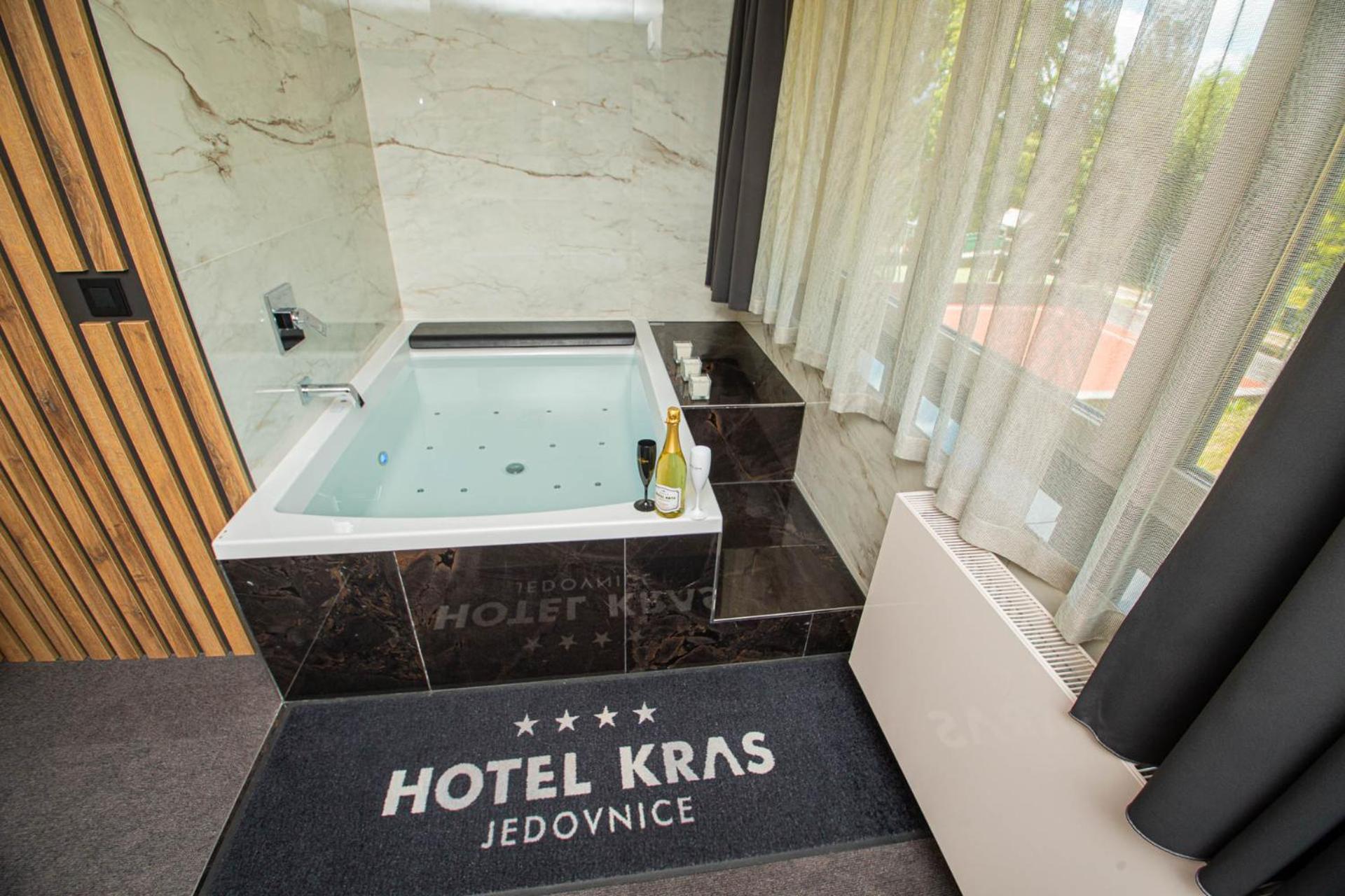 Hotel Kras Jedovnice Buitenkant foto